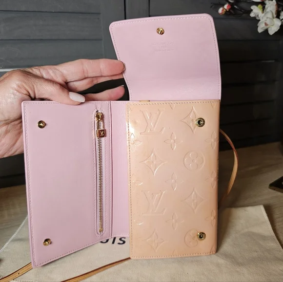Authentic LOUIS VUITTON Vernis Walker Pink Tri-Fold Crossbody Wallet - Picture 7 of 14